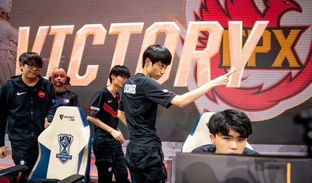 诺伊尔手拿数字气球:39只是个随机数字,感谢大家的祝福.